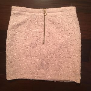 Textured light pink pencil skirt with gold zipper